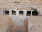 الآثار تكتشف مقبرة منحوتة فى الصخر من القرن الأول الميلادى فى العلمين  