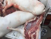 ضبط مدير مجزر بمنشأة ناصر قبل ترويجه طن لحوم خنازير منتهية الصلاحية