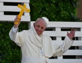 رواد فضاء يهدون بابا الفاتيكان بدلة بابوية بوشاح أبيض مميز