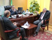 محافظ الفيوم ورئيس هيئة التنمية الصناعية يبحثان القوانين الجديدة للاستثمار