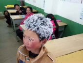 العلم نور.. طفل صينى يسير فى درجة حرارة 10 تحت الصفر للذهاب إلى مدرسته