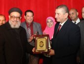 بالفيديو.. محافظ كفر الشيخ يكرم القمص "بطرس بسطوروس" كشخصية عام 2017