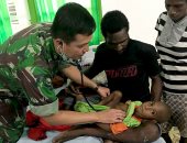 صور.. أطباء جيش إندونيسيا يفحصون الأطفال فى إقليم "بابوا" عقب وفاة 60 طفلا