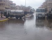 محافظ دمياط يتابع أعمال رفع تجمعات المياه الناتجة عن سقوط الأمطار الغزيرة 