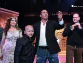 صور.. محمد رمضان يصطحب طفلا مريضا بالسرطان لتحية الجمهور بمسرحية أهلا رمضان