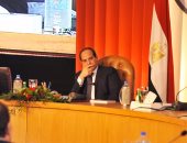 المصريون يسألون والسيسي يجيب: مصر أمانة ولن أسمح للفاسدين بالاقتراب من كرسى الرئاسة.. الرئيس بـ"حكاية وطن": بناء أى دولة يحتاج 20 سنة وأنا بحاول أخلص فى 8 فقط..يؤكد: نحمى حقول غاز على مسافة 200 كيلو من شواطئنا