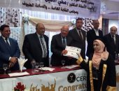 صور.. محافظ بورسعيد يكرم خريجى الصيدلة بحضور النقيب العام