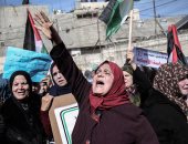 صور.. تظاهر مئات الفلسطينيين ضد تجميد أمريكا المساعدات للأونروا