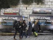 صور.. انتشار لافتات الترحيب بنائب الرئيس الأمريكى فى إسرائيل