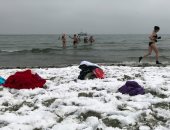 صور.. عاصفة ثلجية تضرب بولندا والمواطنون يسبحون فى المياه الباردة