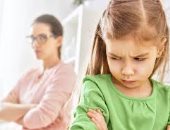 بتسخر منه وبتتجاهله.. اعرف نتائج هذه التصرفات على طفلك