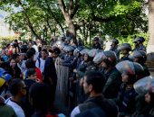اشتباكات بين الشرطة ومحتجين يطالبون بالإفراج عن جثمان شرطى سابق بفنزويلا