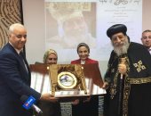 صور.. رئيس جامعة الإسكندرية يهدى البابا تواضروس درع الجامعة 