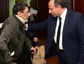 صور .. محافظ الإسكندرية يسلم كرسى كهربائى لمواطن من ذوى الاحتياجات الخاصة