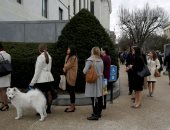 صور.. موظفو الكونجرس الأمريكى يصطفون لدخول مجلس الشيوخ بعد إغلاق الحكومة