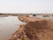 غرق أراض زراعية بسبب انهيار جسر صرف زراعى فى الداخلة