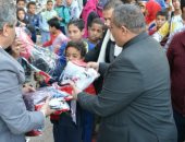 نائب محافظ القاهرة يوزع 900 قطعة ملابس وبطاطين على أهالى الدويقة