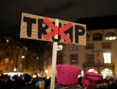 صور.. مظاهرات ترفض مشاركة دونالد ترامب فى مؤتمر دافوس بسويسرا