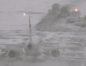 صور.. إلغاء عشرات الرحلات الجوية بسبب عاصفة ثلجية تضرب فنلندا 