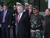 صور.. وزير الدفاع الأمريكى يحضر عرض عسكرى إندونيسى لجنود يمشون وسط النار