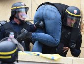 صور.. الشرطة الفرنسية تشتبك مع حراس السجون وتعتقل عددا منهم