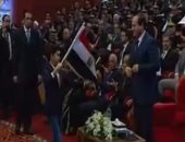 ابن شهيد يهدى السيسى علم مصر.. والرئيس يطالبه برفع العلم