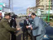 صور.. ضباط الشرطة يوزعون الورود على المواطنين بكفر الشيخ