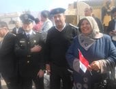 أهالى مدينة دهب يحتفلون بعيد الشرطة بتوزيع أعلام مصر