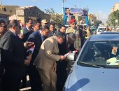 محافظ سوهاج ومدير الأمن يوزعان الورود على المواطنين بالشارع فى عيد الشرطة