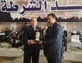 فيديو وصور.. محافظ سوهاج يكرم مدير الأمن وقيادات الشرطة بالمحافظة