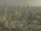 صور.. صاعقة برق تضرب مبنى فى تل أبيب وتصاعد الأدخنة من المبنى