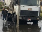 صور.. سيارات شفط المياه ترفع تراكمات مياه الأمطار بمحاور القاهرة 