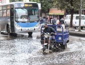 "المرور" يناشد السائقين بتوخى الحذر أثناء القيادة بسبب هطول الأمطار