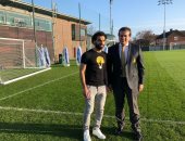وزير التعليم العالى يزور محمد صلاح بمقر نادى ليفربول ويمنحه ميدالية تكريم