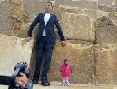 صحيفة أرجنتينية عن زيارة أصغر امرأة وأطول رجل للأهرامات: قمة قياسية