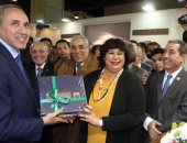 وزير الثقافة الجزائرى يهدى إيناس عبد الدايم درع تكريم أثناء تفقد جناح الجزائر