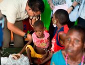 صور.. تفشى مرض الحصبة بإندونيسيا و أطباء الجيش يشاركون فى علاج الأطفال