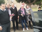 صور.. رئيس شرطة الإسكان والتعمير فى 15 مايو يوزع الورود على المواطنين