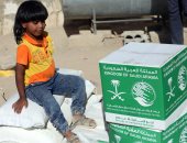 صور.. توزيع مساعدات إغاثية سعودية فى محافظة مأرب اليمنية