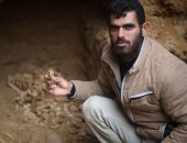 صور.. مواطن فلسطينى يعثر على مقبرة أثرية بحديقة منزله فى قطاع غزة