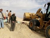 صور .. ردم آبار غير مرخصة فى حملة مكبرة بمركز الفرافرة