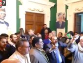 فيديو.. أجواء مشحونة داخل «الوفد».. وهتافات الأعضاء تهز مقر الحزب