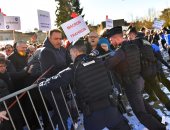 صور.. اشتباكات بين شرطة باريس ومتظاهرين مطالبين بنقل مطار "نانت – أتلانتك"