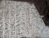 صور.. اكتشاف حجر أثرى يعود لعصر الملك إخناتون داخل حفرة بمنزل فى أسيوط