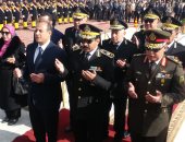 قائد المنطقة الشمالية ومدير أمن الإسكندرية يضعان إكليل زهور على النصب التذكارى