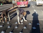 صور.. تركيب مطبات صناعية وعواكس على طريق الداخلة الشيخ والى