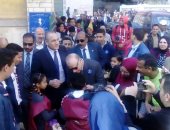 محافظ القاهرة يرسم وردة على سور مركز شباب العباسية ويلتقط سيلفى مع الطلاب