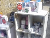 صور.. قارئ يرصد بيع أدوية ومستلزمات طبية بـ"فاترينة" أمام مستشفى شبين القناطر