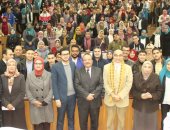 رئيس جامعة طنطا لـ"طلاب الصيدلة" : كلكم أولادي وبابي مفتوح أمام الجميع