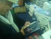 صور.. واسينى الأعرج يوقع روايته ليالى إيزيس كوبيا فى معرض الكتاب 